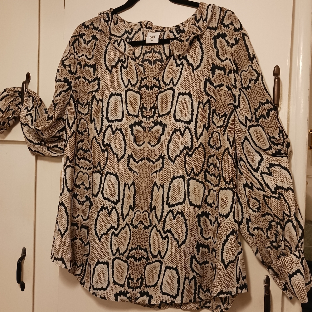 CAbi blouse long sleeve with button sleeves